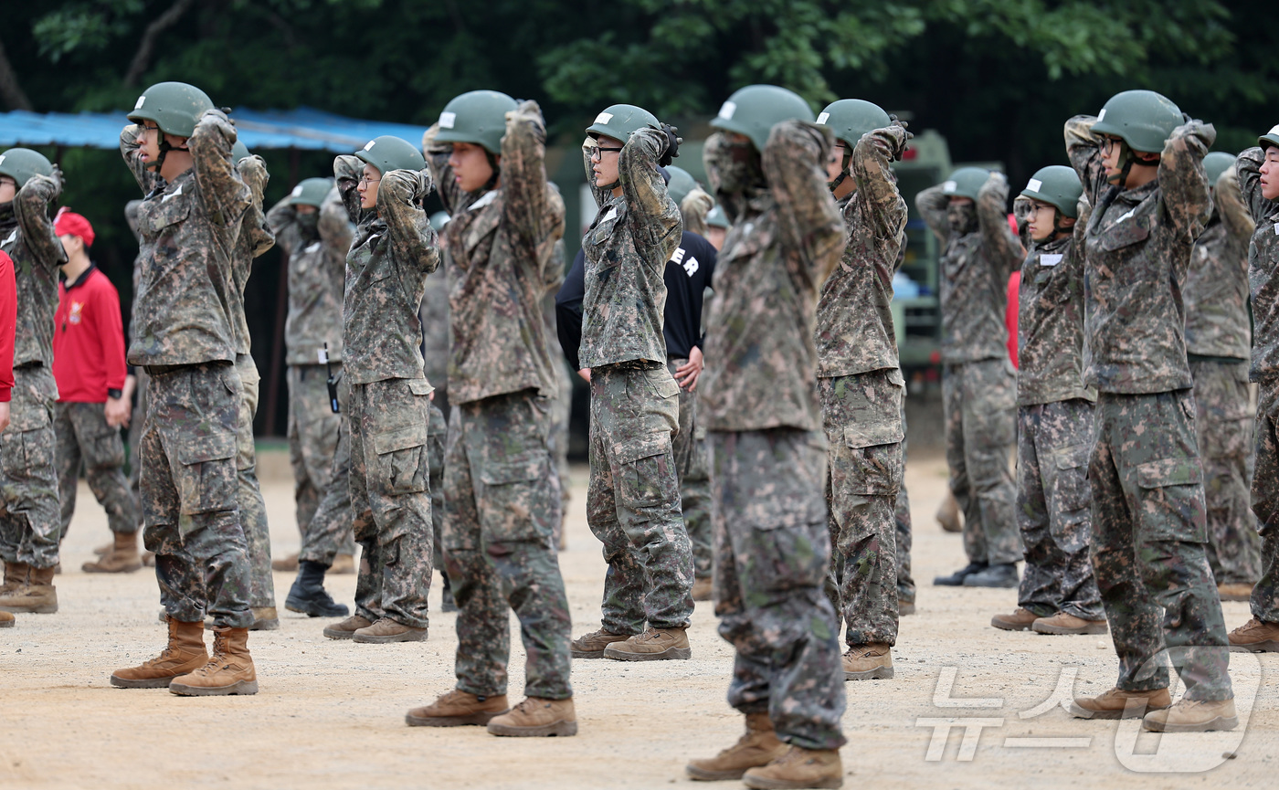 (연천=뉴스1) 김성진 기자 = 육군 제5포병여단 강속대대 장병들이 23일 경기도 연천군에 위치한 유격장에서 유격훈련을 받고 있다.이번 훈련은 단순한 유격훈련이 아닌 장병 모두가 …