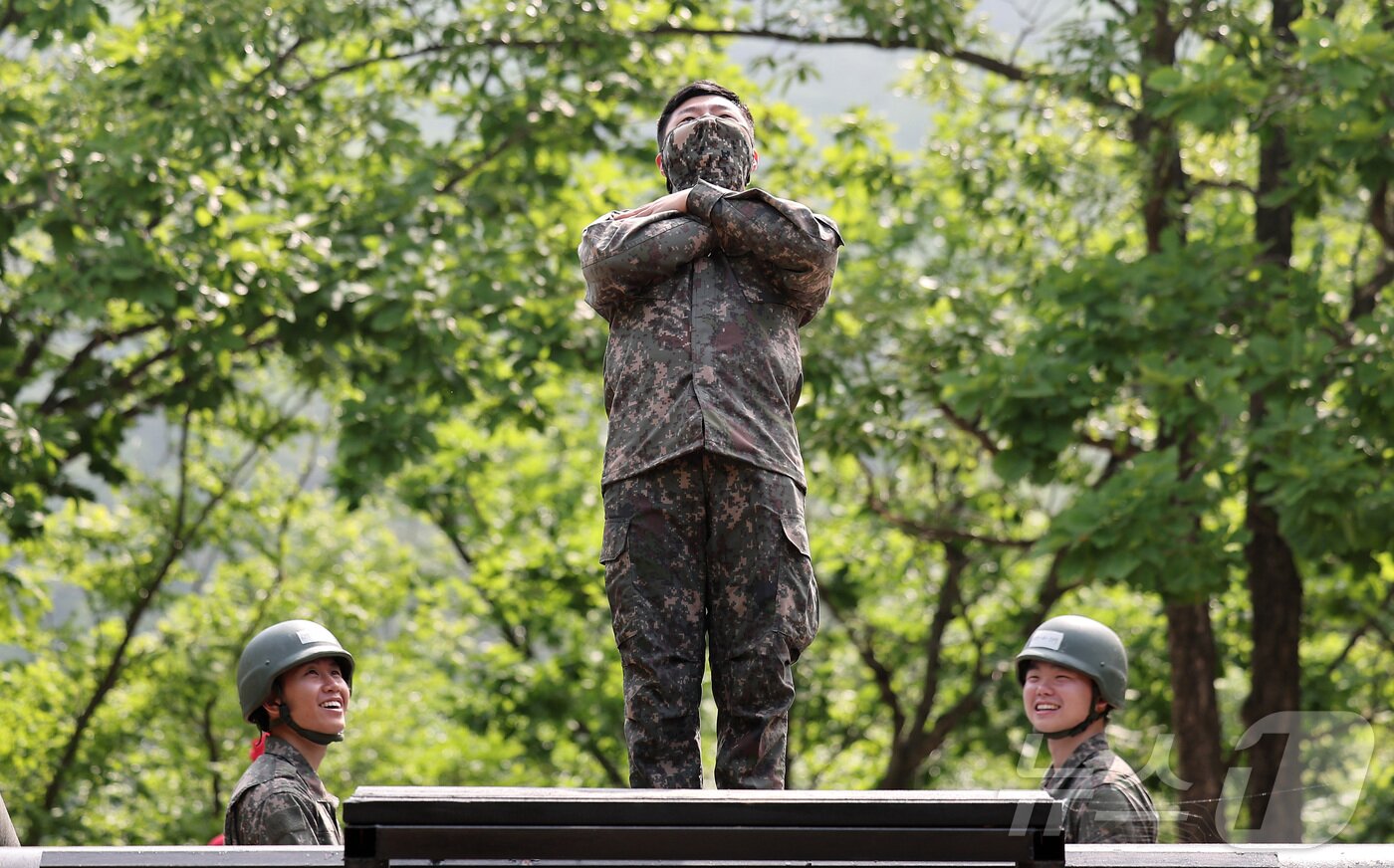 본문 이미지 - 육군 제5포병여단 강속대대 장병들이 23일 경기도 연천군에 위치한 유격장에서 유격훈련을 받고 있다. 2024.5.23/뉴스1 ⓒ News1 김성진 기자