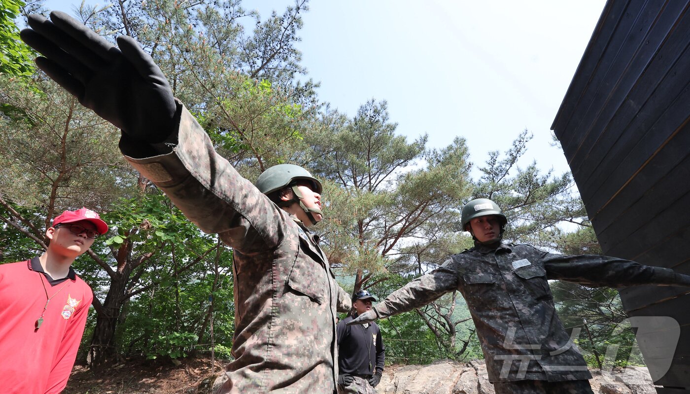 본문 이미지 - 육군 제5포병여단 강속대대 장병들이 23일 경기도 연천군에 위치한 유격장에서 유격훈련을 받고 있다.2024.5.23/뉴스1 ⓒ News1 김성진 기자
