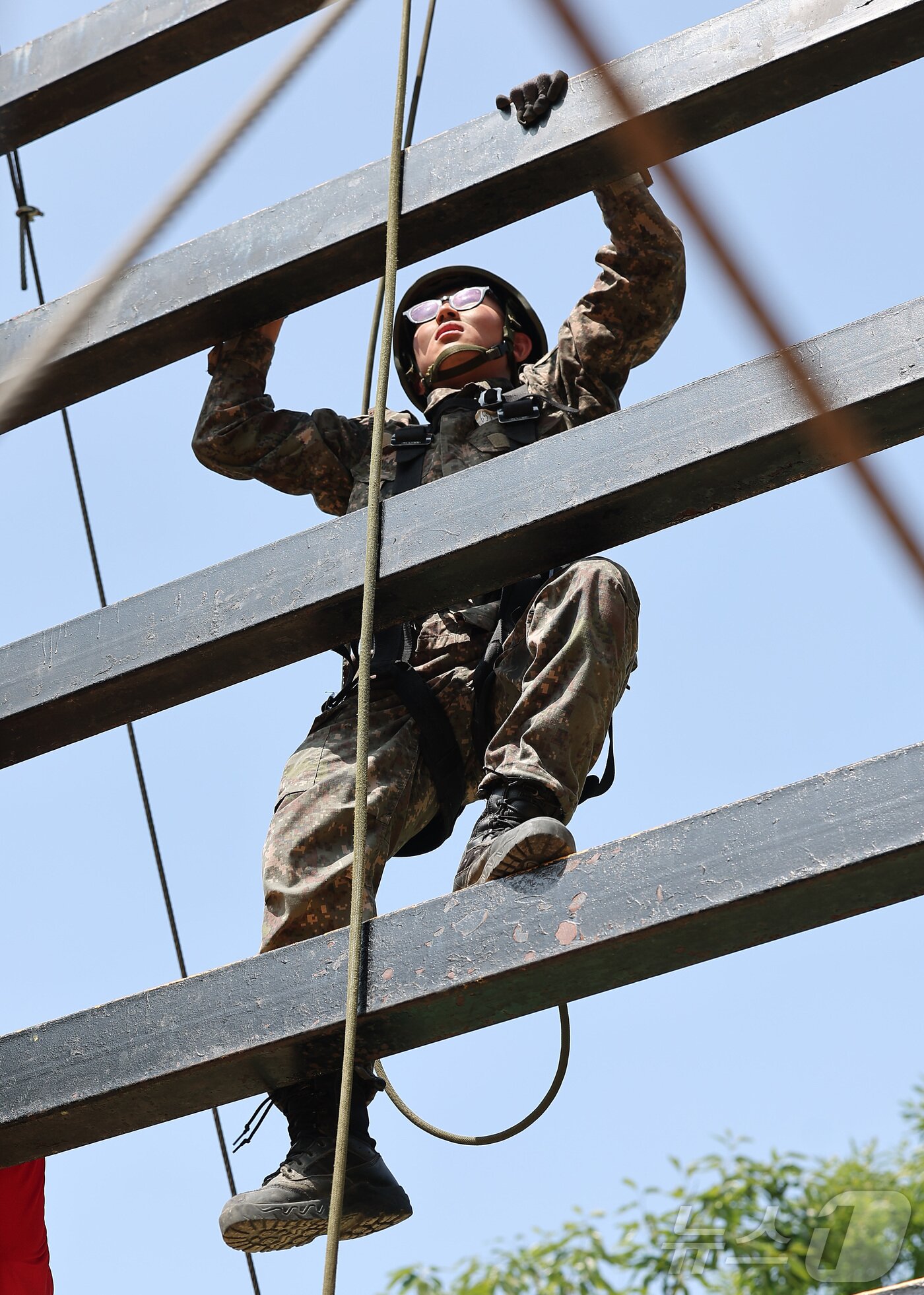 본문 이미지 - 육군 제5포병여단 강속대대 장병들이 23일 경기도 연천군에 위치한 유격장에서 유격훈련을 받고 있다.2024.5.23/뉴스1 ⓒ News1 김성진 기자