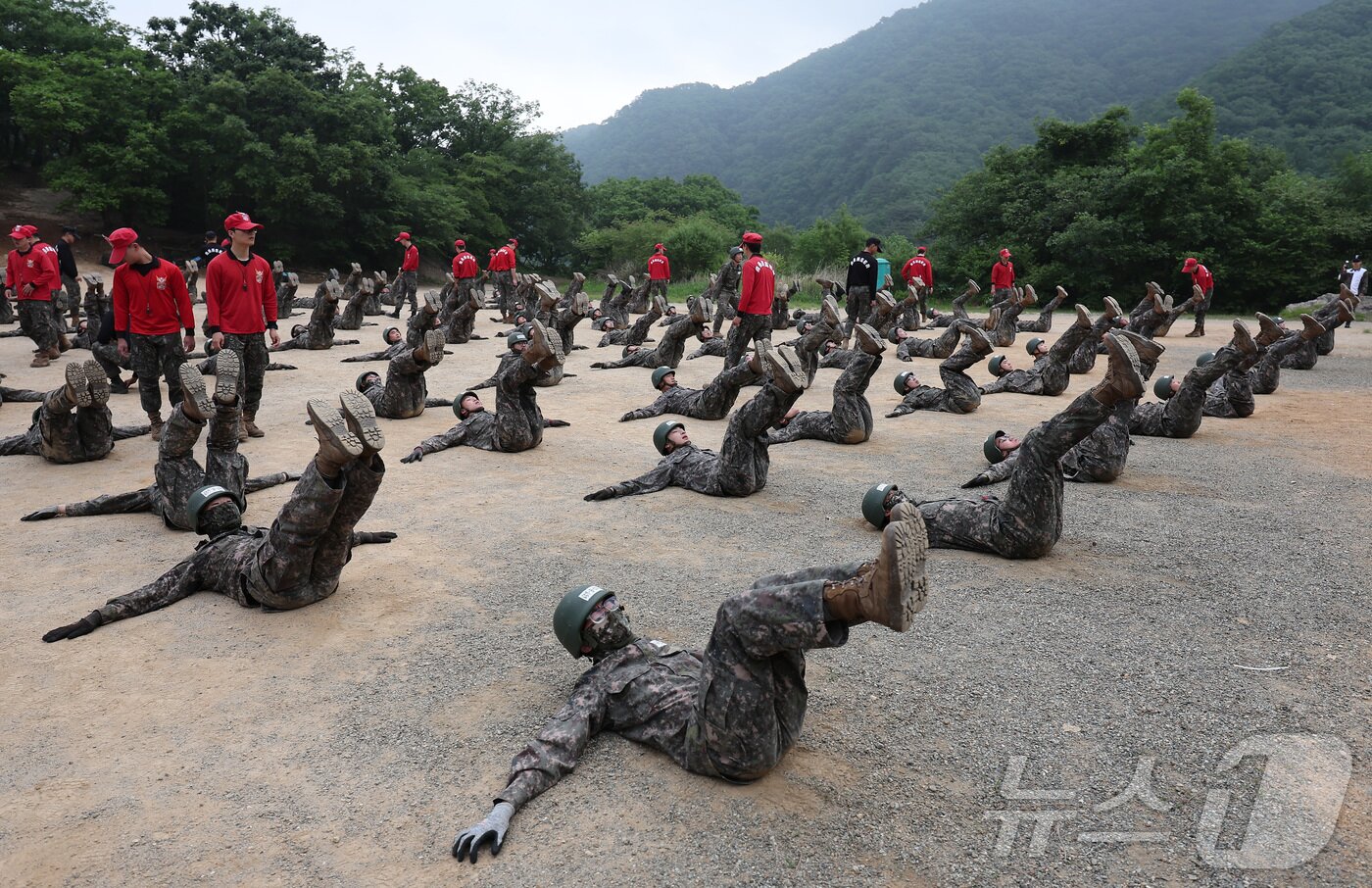 본문 이미지 - 육군 제5포병여단 강속대대 장병들이 23일 경기도 연천군에 위치한 유격장에서 유격훈련을 받고 있다. 2024.5.23/뉴스1 ⓒ News1 김성진 기자