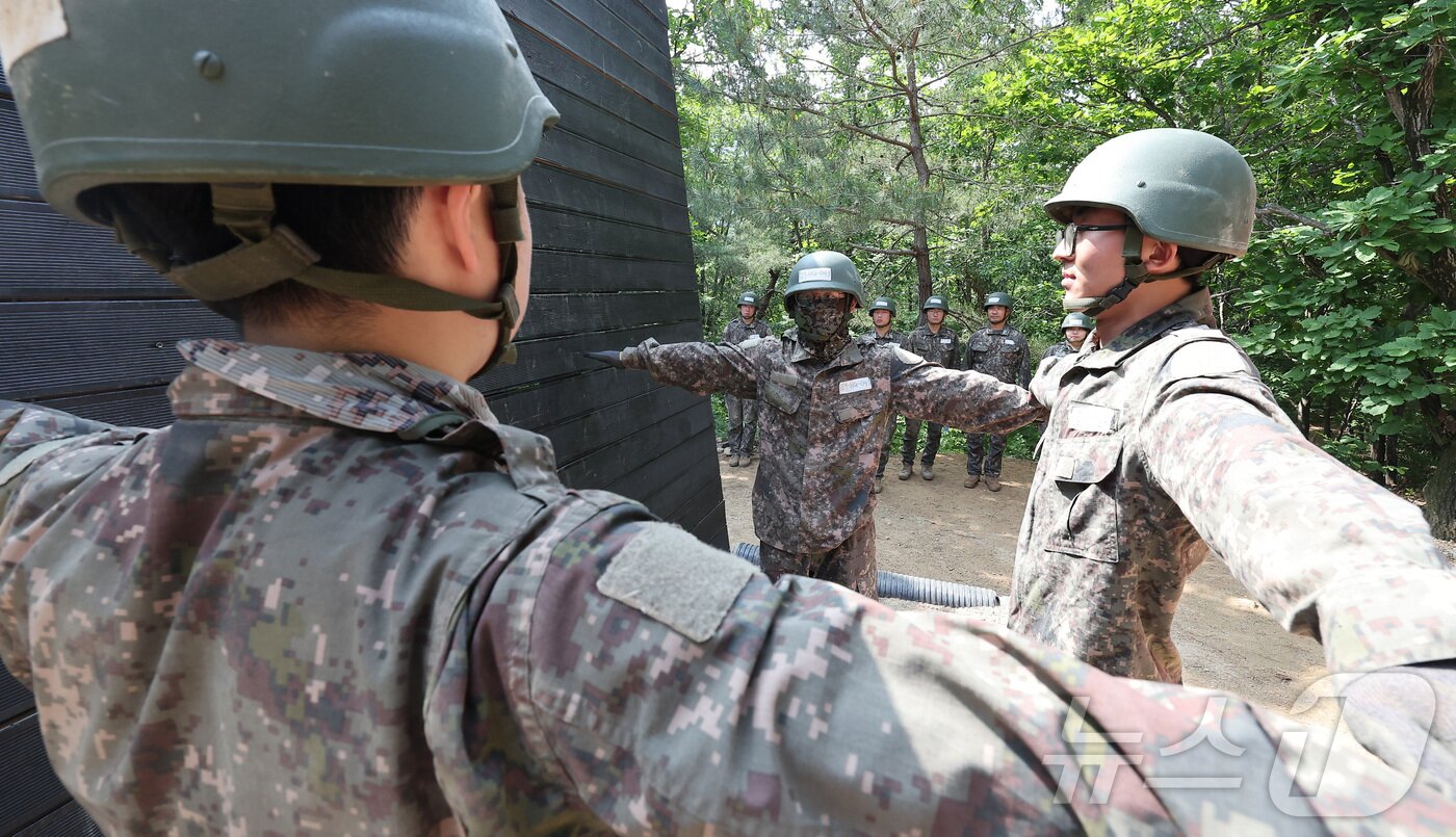 본문 이미지 - 육군 제5포병여단 강속대대 장병들이 23일 경기도 연천군에 위치한 유격장에서 유격훈련을 받고 있다.  2024.5.23/뉴스1 ⓒ News1 김성진 기자