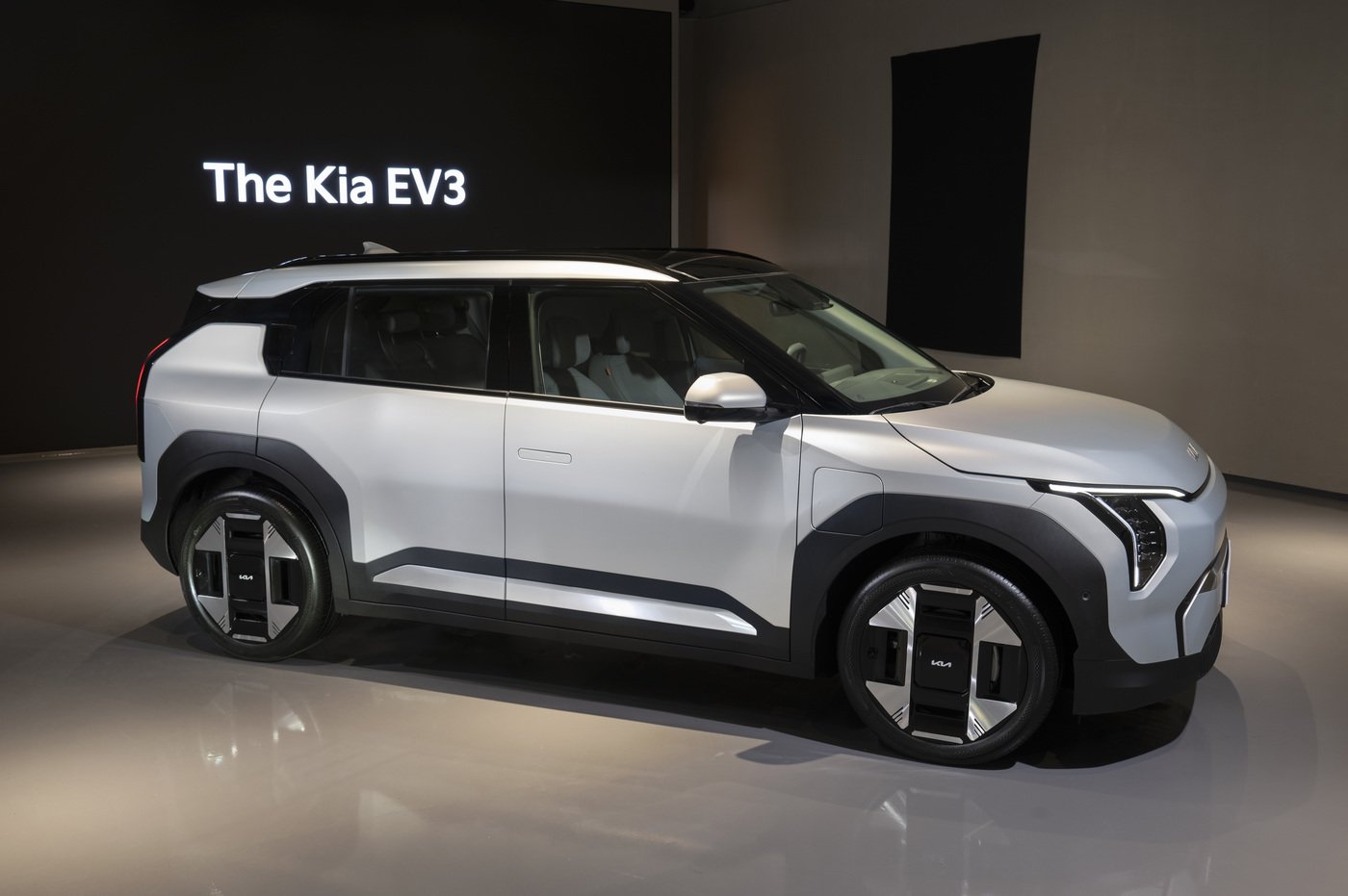 본문 이미지 - 기아가 23일 공개한 더 기아 EV3(기아 제공).