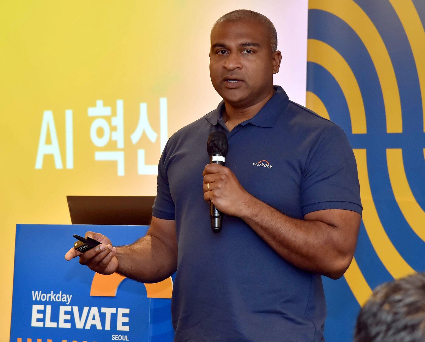 본문 이미지 - 쉐인 루크 부사장이 자사의 AI 설루션 관련 발표를 이어가는 모습 (워크데이 제공)
