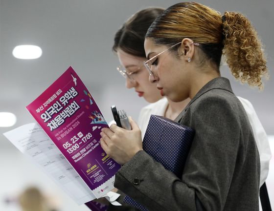 외국인 유학생 55% "현재 거주 지역 취업 희망"