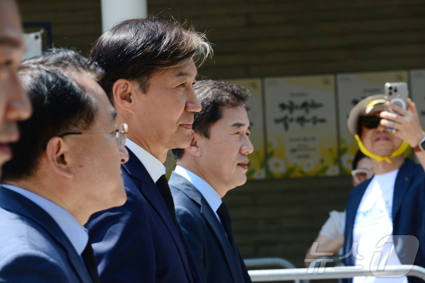 본문 이미지 - 조국 조국혁신당 대표가 23일 오후 경남 김해시 봉하마을에서 열린 고 노무현 전 대통령 서거 15주기 추도식에 참석하고 있다. &#40;공동취재&#41;2024.5.23/뉴스1 ⓒ News1 구윤성 기자