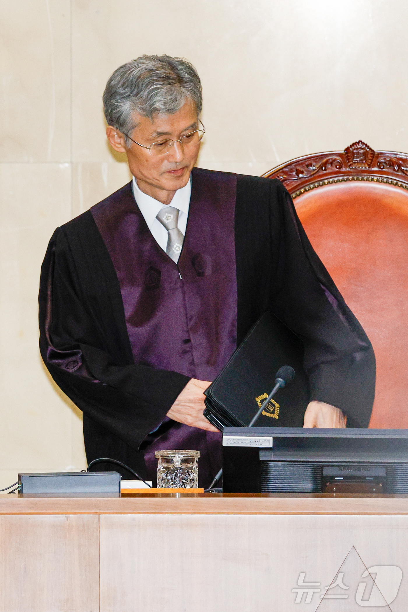 (서울=뉴스1) 안은나 기자 = 조희대 대법원장이 23일 오후 서울 서초구 대법원에서 취임 후 처음으로 전원합의체 판결 선고를 하기 위해 입장하고 있다.대법원 전원합의체는 이날 이 …