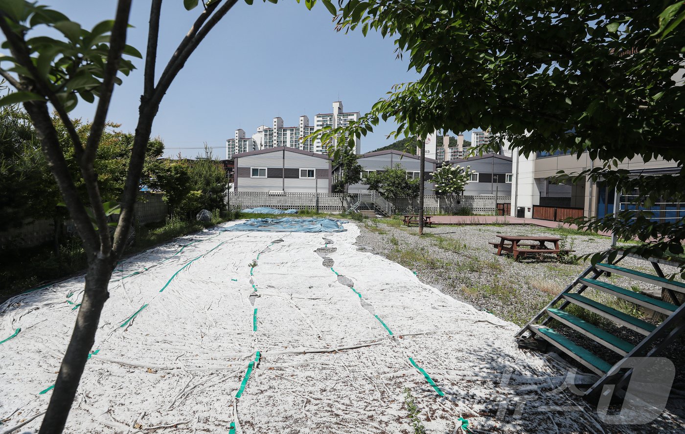 본문 이미지 - '개통령' 강형욱 훈련사가 자신이 대표로 있는 회사에서 직원들에게 폭언 등 '갑질'을 했다는 의혹이 확산하고 있는 가운데, 고용노동부가 조사 착수 여부를 검토 중인 것으로 알려졌다. 사진은 23일 강형욱 훈련사가 대표로 있는 경기 남양주시 보듬컴퍼니. 2024.5.23/뉴스1 ⓒ News1 이승배 기자