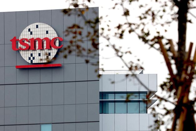 "TSMC 성숙공정 가격인하 검토…삼성·中 파운드리 경쟁 대응"