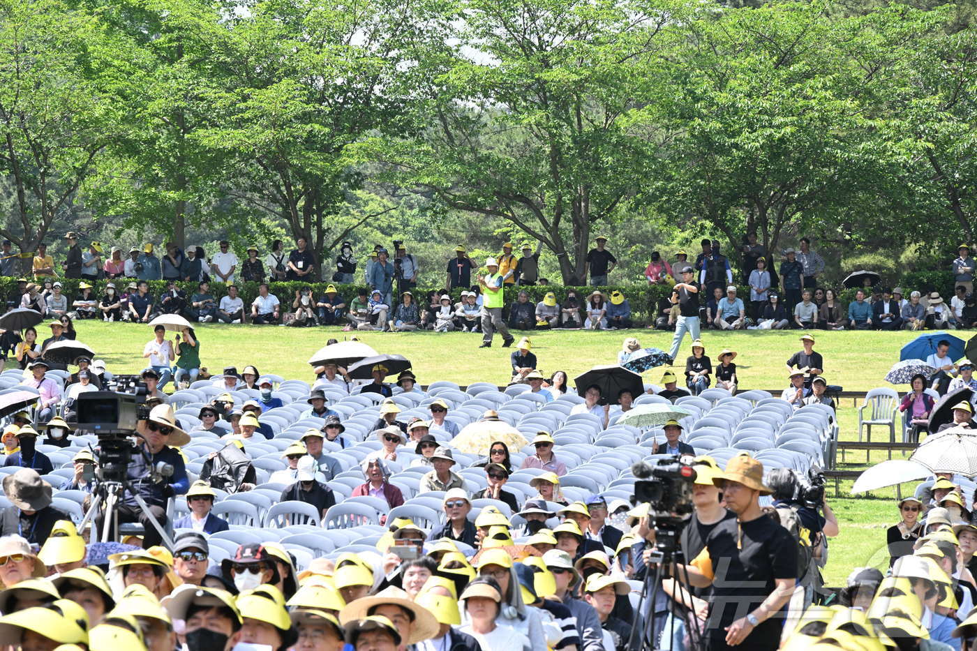 본문 이미지 - 시민들이 23일 오후 경남 김해시 봉하마을에서 열린 &#39;고 노무현 전 대통령 서거 15주기 추도식&#39;을 지켜보고 있다. &#40;공동취재&#41; 2024.5.23/뉴스1 ⓒ News1 구윤성 기자