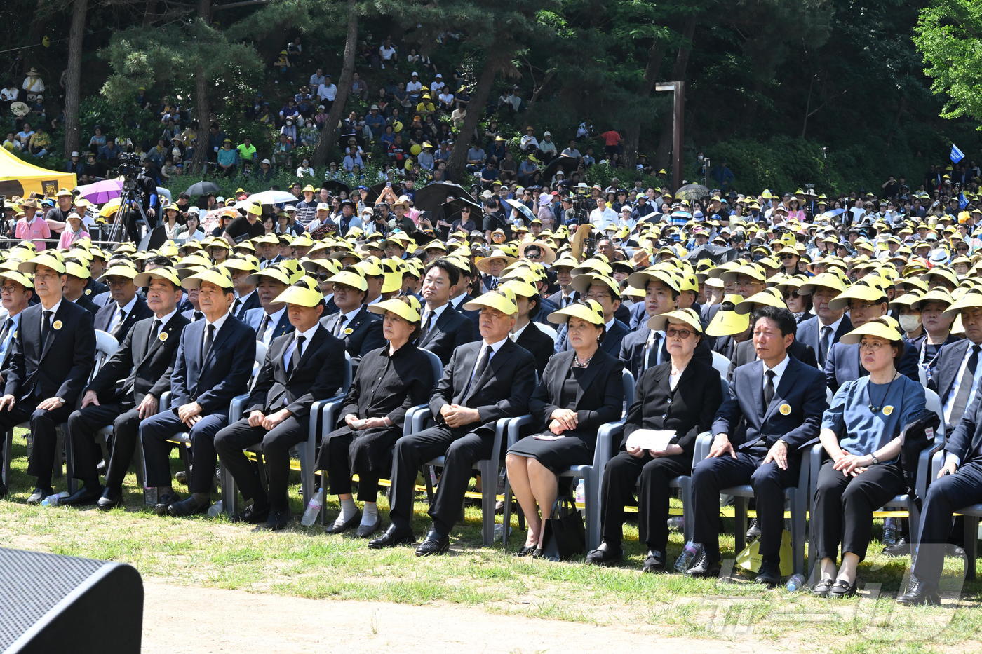(김해=뉴스1) 구윤성 기자 = 23일 오후 경남 김해시 봉하마을에서 열린 '고 노무현 전 대통령 서거 15주기 추도식'에 내빈들이 참석하고 있다. (공동취재) 2024.5.23/ …