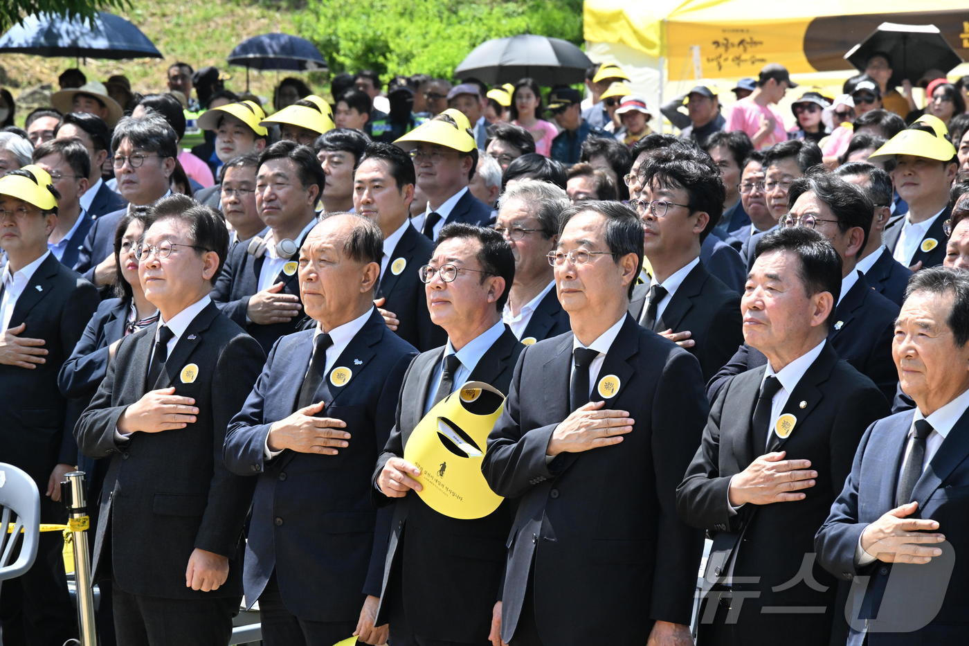 (김해=뉴스1) 구윤성 기자 = 한덕수 국무총리가  23일 오후 경남 김해시 봉하마을에서 열린 고 노무현 전 대통령 서거 15주기 추도식에 참석해 국기에 경례를 하고 있다. 오른쪽 …