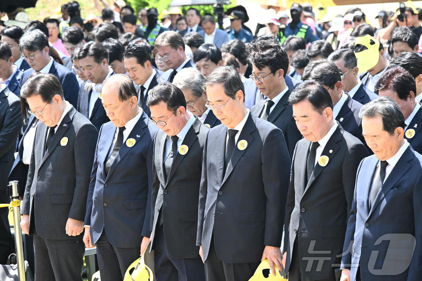 (김해=뉴스1) 구윤성 기자 = 이재명 더불어민주당 대표(왼쪽부터), 황우여 국민의힘 비상대책위원장, 홍철호 정무수석, 한덕수 국무총리, 김진표 국회의장, 정세균 노무현 재단 이사 …