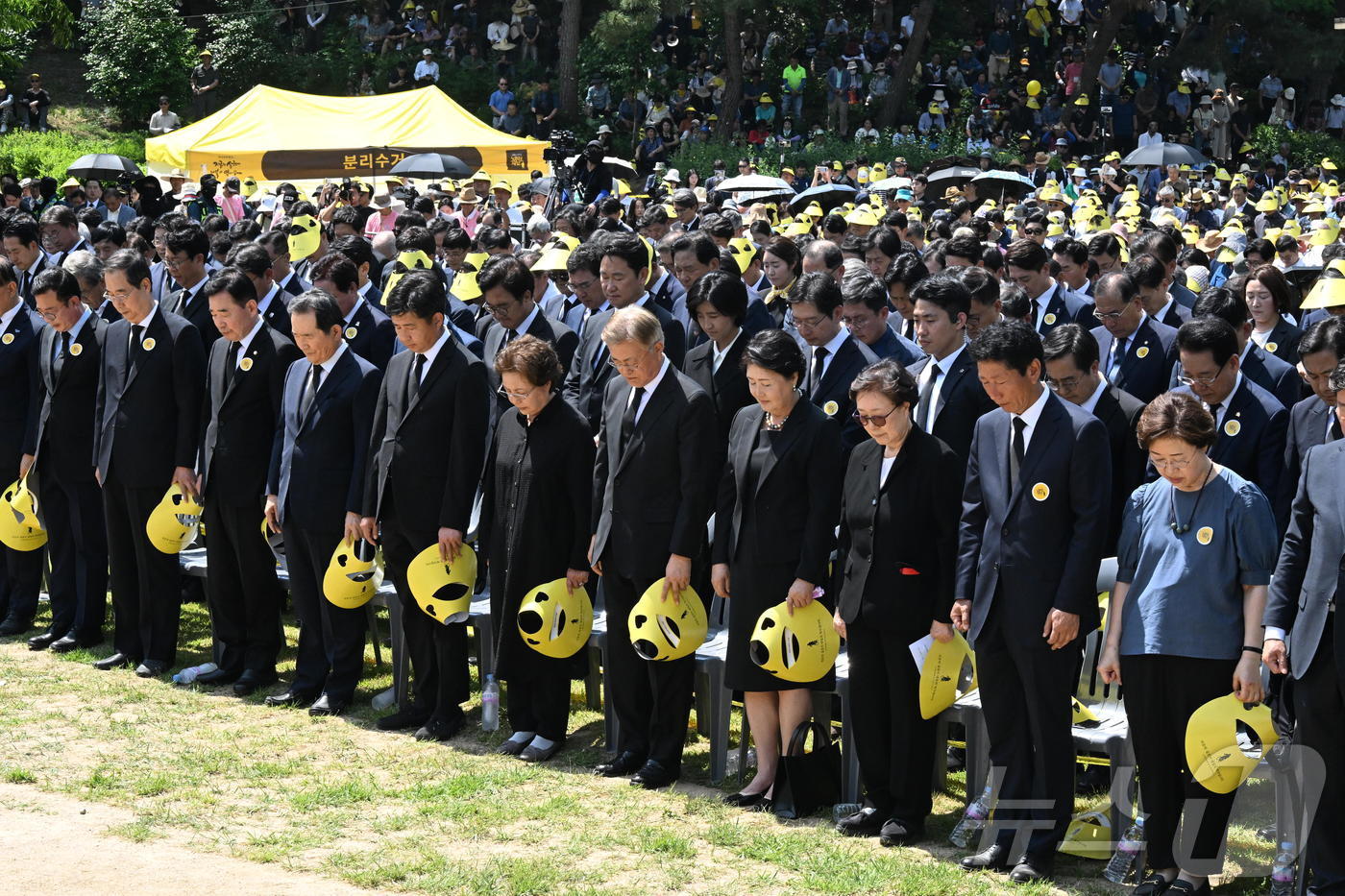 23일 오후 경남 김해시 봉하마을에서 열린 &#39;고 노무현 전 대통령 서거 15주기 추도식&#39;에서 내빈들이 묵념을 하고 있다. &#40;공동취재&#41; 2024.5.23/뉴스1 ⓒ News1 구윤성 기자