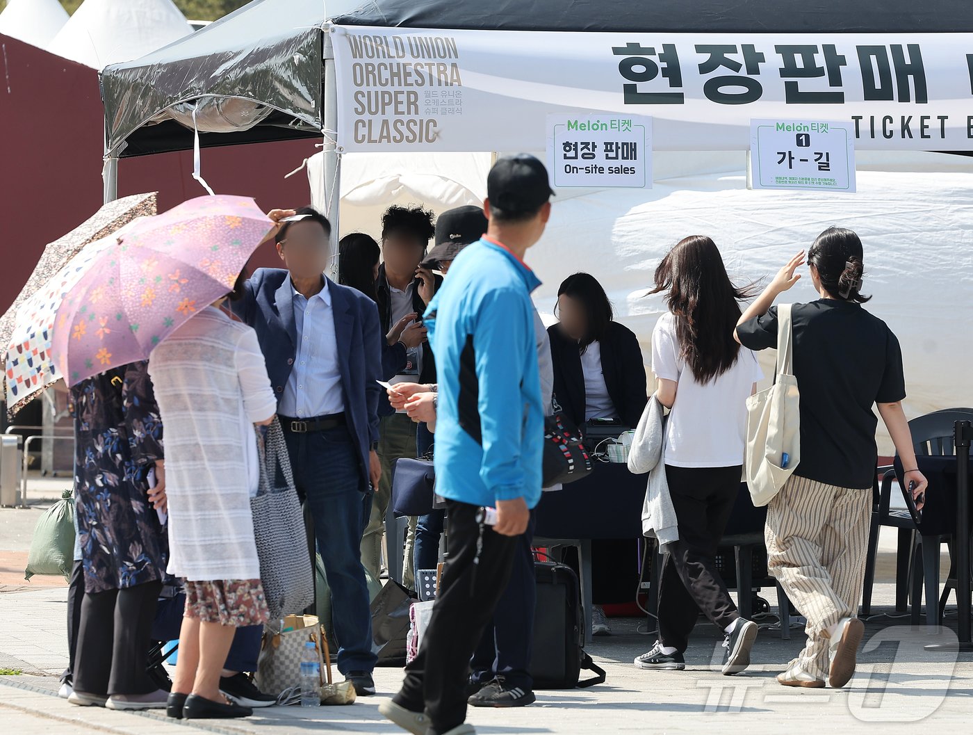 &#39;음주 뺑소니&#39; 혐의로 구속영장이 신청된 가수 김호중이 오는 23~24일 양일 간 예정된 콘서트를 강행하기로 한 가운데 23일 공연장인 서울 송파구 올림픽공원 KSPO돔&#40;체조경기장&#41; 현장 판매 부스 앞으로 시민들이 오픈을 기다리고 있다. 2024.5.23/뉴스1 ⓒ News1 김진환 기자