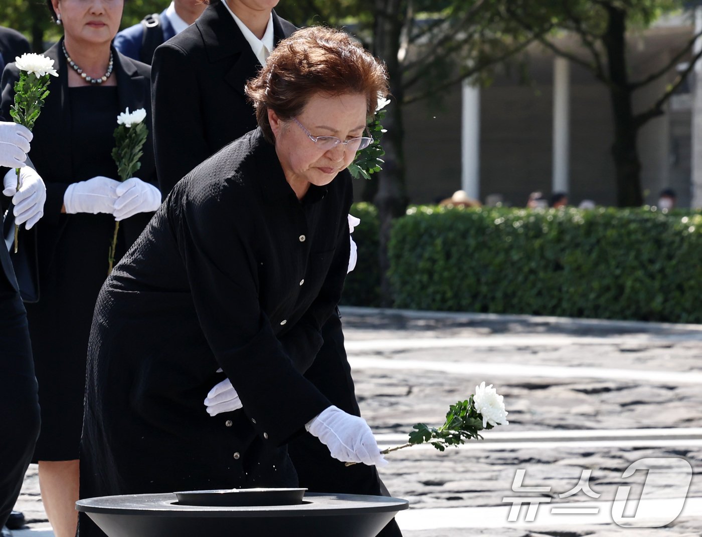 본문 이미지 - 권양숙 여사가 23일 오후 경남 김해 봉하마을에서 열린 고&#40;故&#41; 노무현 전 대통령 15주기 추도식에서 노 전 대통령의 묘역을 참배하고 있다. 2024.5.23/뉴스1 ⓒ News1 구윤성 기자