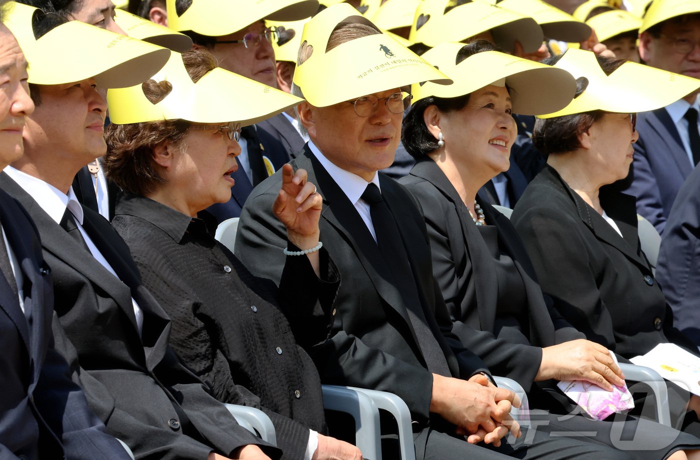 노무현 전 대통령 서거 15주기인 23일 노 전 대통령 고향이자 대통령 묘역이 있는 경남 김해시 진영읍 봉하마을에서 권양숙 여사와 문재인 전 대통령이 대화를 나누고 있다. &#40;공동취재&#41; 2024.5.23/뉴스1 ⓒ News1 구윤성 기자