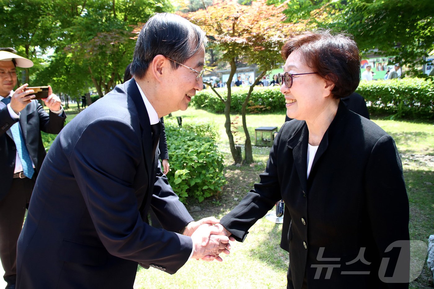 한덕수 국무총리와 한명숙 전 국무총리가 23일 경남 김해시 진영읍 봉하마을에서 열린 고 노무현 전 대통령 서거 15주기 추도식에 참석해 인사 나누고 있다.&#40;공동취재&#41;2024.5.23/뉴스1 ⓒ News1 구윤성 기자