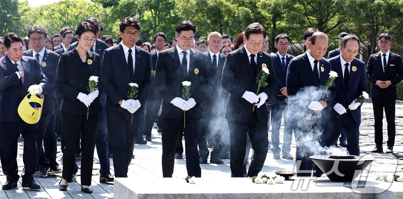 황우여 국민의힘 비상대책위원장과 이재명 더불어민주당 대표 등 여야 대표가 23일 오후 경남 김해 봉하마을에서 열린 고&#40;故&#41; 노무현 전 대통령 15주기 추도식에서 노 전 대통령의 묘역을 참배하고 있다. 왼쪽부터 이석현 새로운미래 비상대책위원장, 윤희숙 진보당 상임대표, 김준우 정의당 대표, 더불어민주당 박찬대 원내대표, 이재명 대표, 국민의힘 황우여 비대위원장, 추경호 원내대표. 2024.5.23/뉴스1 ⓒ News1 구윤성 기자