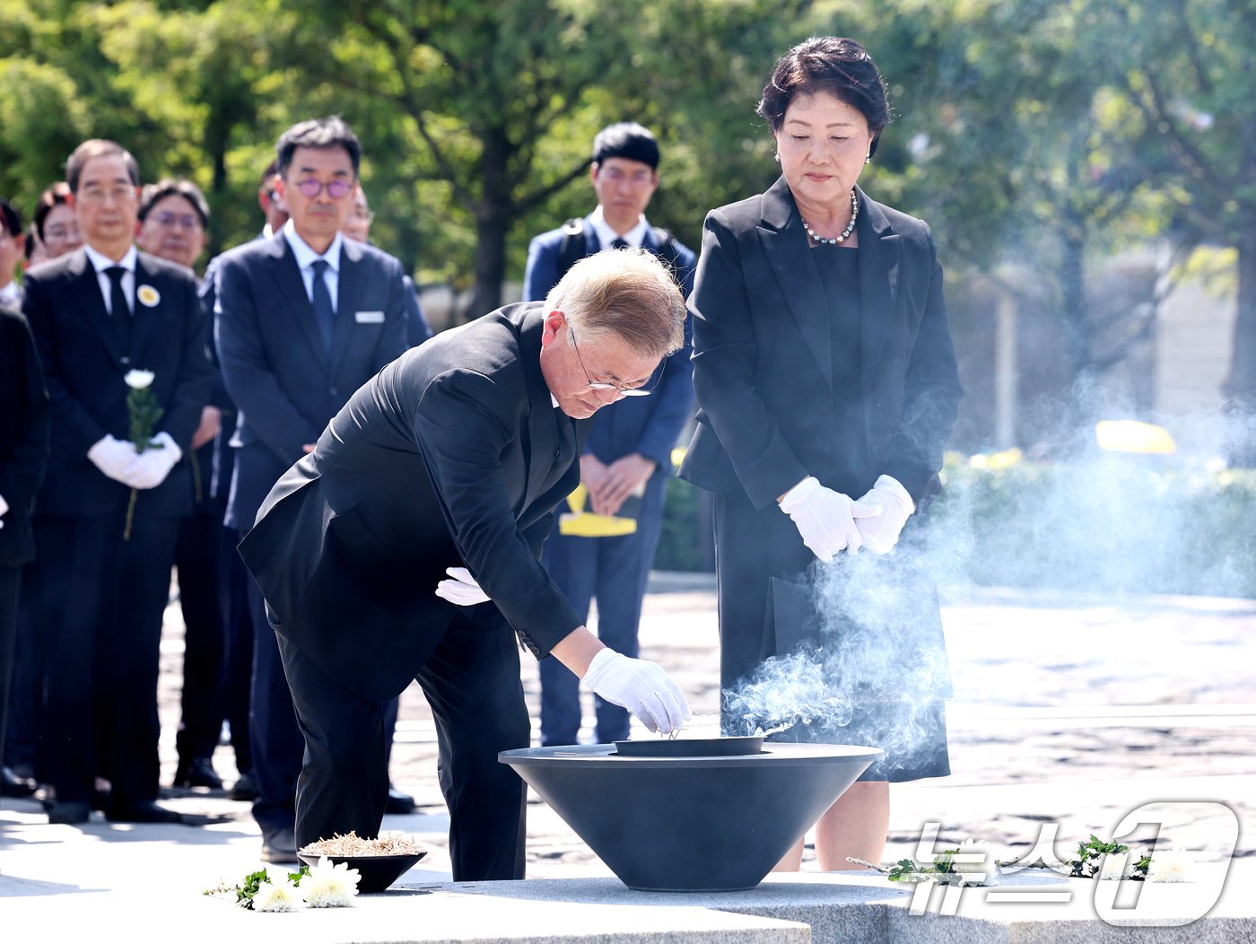 문재인 전 대통령과 김정숙 여사가 23일 오후 경남 김해 봉하마을에서 열린 고&#40;故&#41; 노무현 전 대통령 15주기 추도식에서 노 전 대통령의 묘역을 참배하고 있다. 2024.5.23/뉴스1 ⓒ News1 구윤성 기자