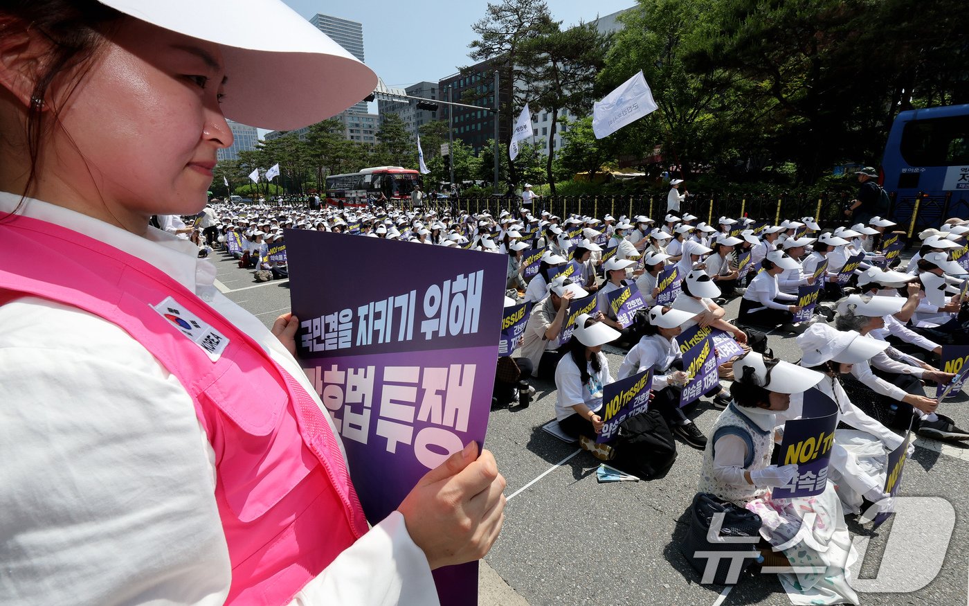 23일 오후 서울 여의도 국회앞에서 열린 전국 간호사 간호법안 제정 촉구 결의대회에 참석한 간호사들이 법안 통과를 촉구하고 있다. 대한간호협회는 이 자리에서 21대 국회에서 간호법안이 통과되지 않을 경우 간호사 업무 관련 시범 사업 등을 보이콧 하겠다고 밝혔다. 2024.5.23/뉴스1 ⓒ News1 장수영 기자