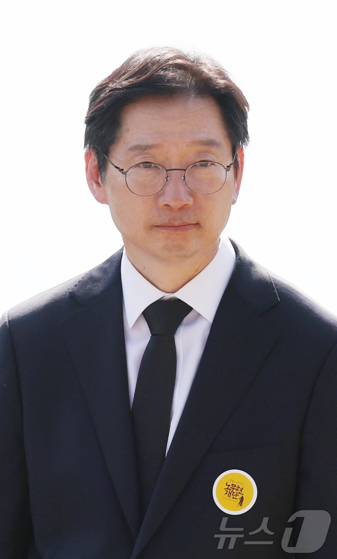 본문 이미지 - 김경수 전 경남도지사가 23일 오후 경남 김해시 진영읍 봉하마을에서 열린 고 노무현 전 대통령 서거 15주기 추도식에 참석해 묘역을 바라보고 있다.(공동취재)2024.5.23/뉴스1 ⓒ News1 구윤성 기자