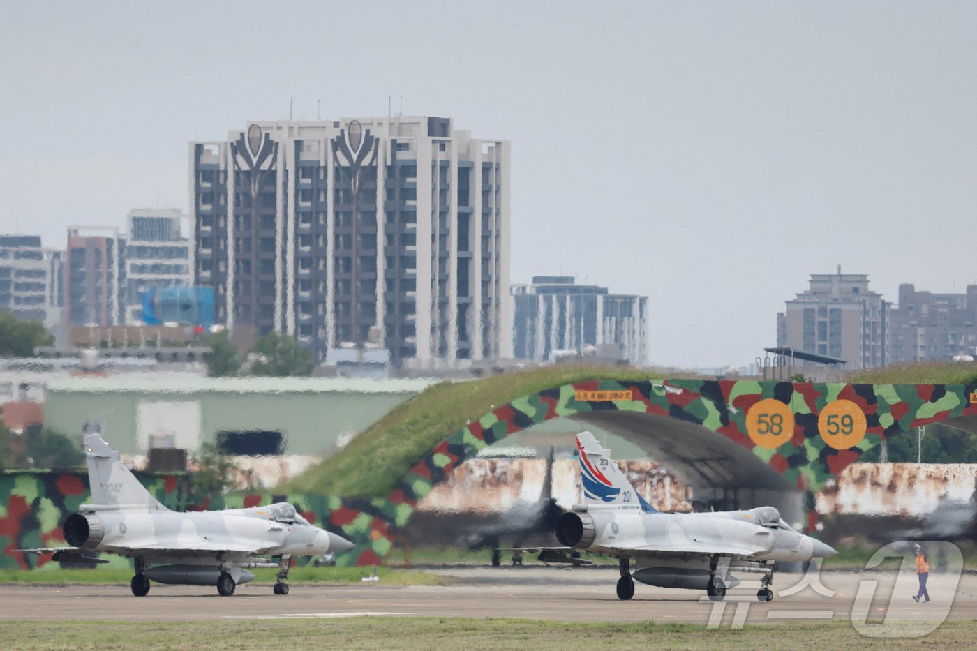 본문 이미지 - 23일(현지시간) 중국군이 대만 포위 훈련에 나서자 대만군이 신주 공군기지에서 미라주 2000-5 전투기를 출격하고 있다. 2024.05.23/ ⓒ 로이터=뉴스1 ⓒ News1 박재하 기자