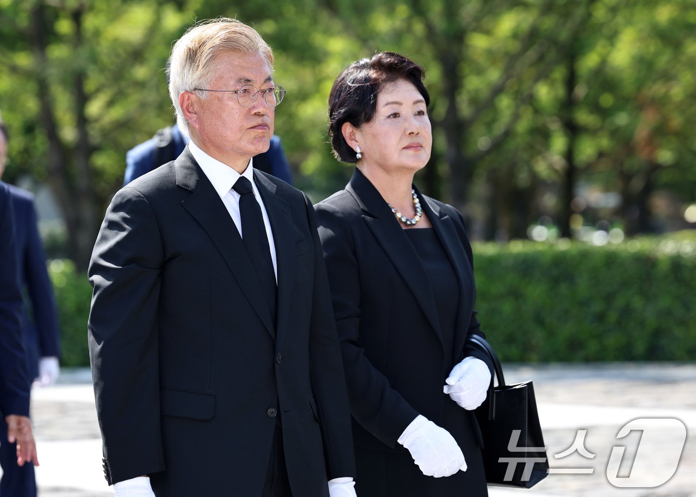 문재인 전 대통령과 김정숙 여사가 23일 오후 경남 김해 봉하마을에서 열린 고&#40;故&#41; 노무현 전 대통령 15주기 추도식에서 노 전 대통령의 묘역에 헌화한 뒤 너럭바위로 향하고 있다. 2024.5.23/뉴스1 ⓒ News1 구윤성 기자