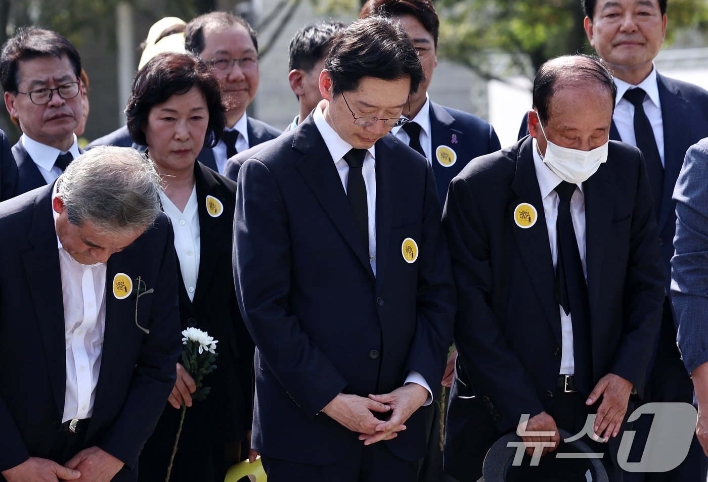 김경수 전 경남도지사가 23일 오후 경남 김해시 봉하마을에서 열린 고 노무현 전 대통령 서거 15주기 추도식에서 대통령 묘역에 참배하고 있다. 2024.5.23/뉴스1 ⓒ News1 구윤성 기자