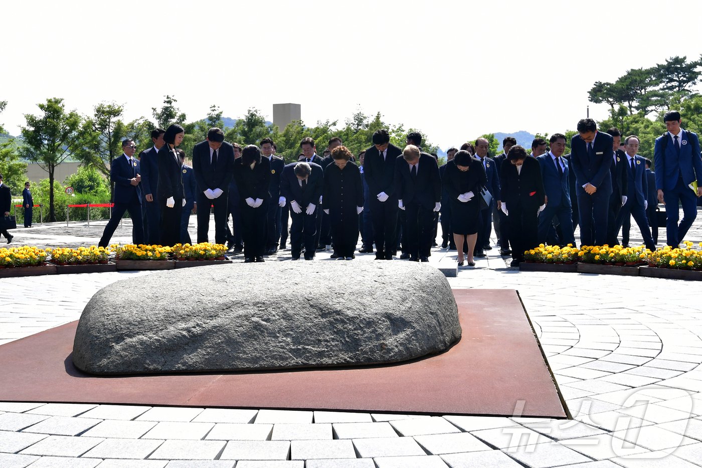 문재인 전 대통령을 비롯한 주요 내빈들이 23일 오후 경남 김해시 봉하마을에서 열린 고 노무현 전 대통령 서거 15주기 추도식에서 대통령 묘역에 참배하고 있다. &#40;공동취재&#41; 2024.5.23/뉴스1 ⓒ News1 구윤성 기자