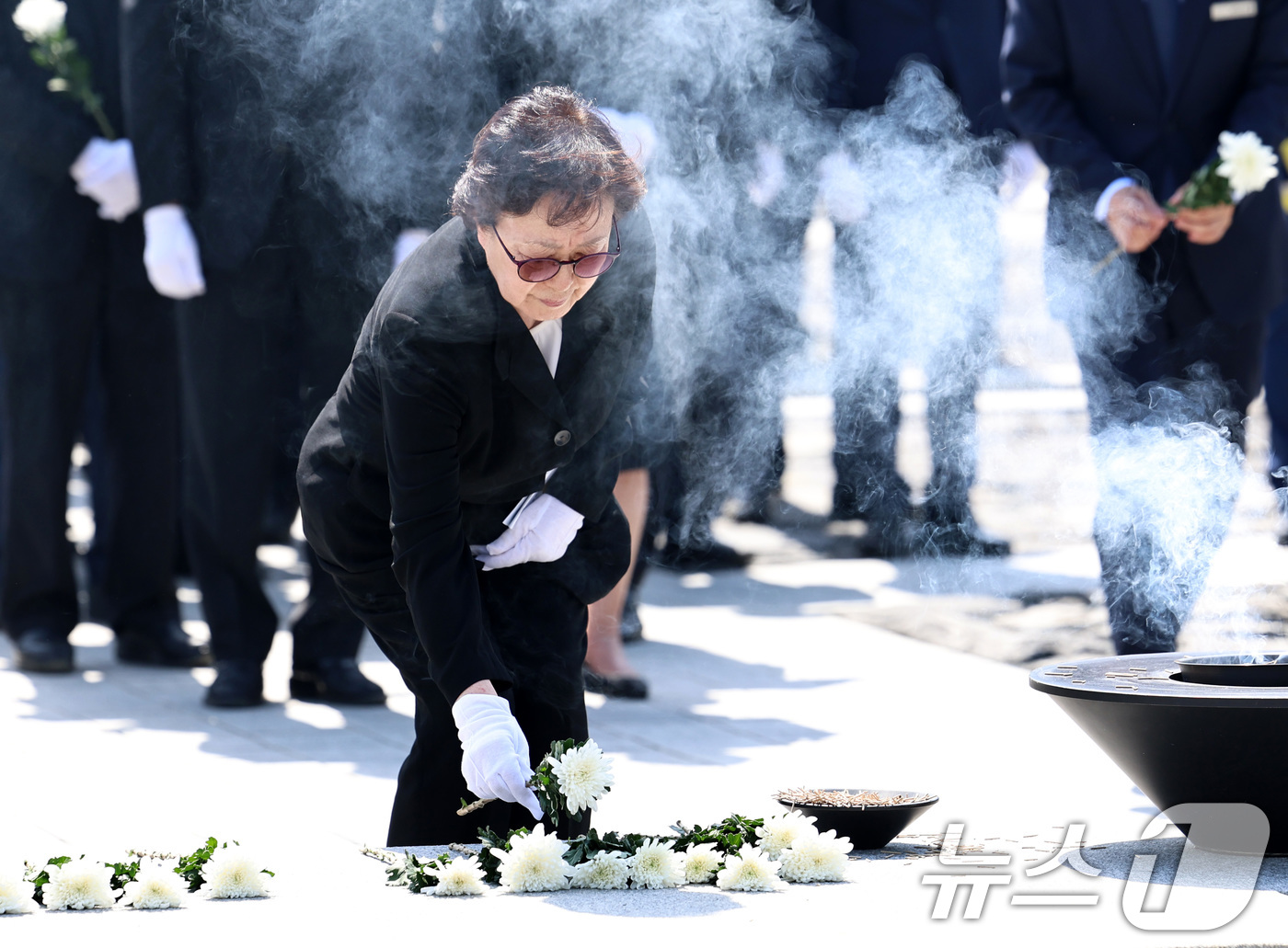 (김해=뉴스1) 구윤성 기자 = 한명숙 전 국무총리가 23일 오후 경남 김해 봉하마을에서 열린 고(故) 노무현 전 대통령 15주기 추도식에서 노 전 대통령의 묘역에 헌화하고 있다. …