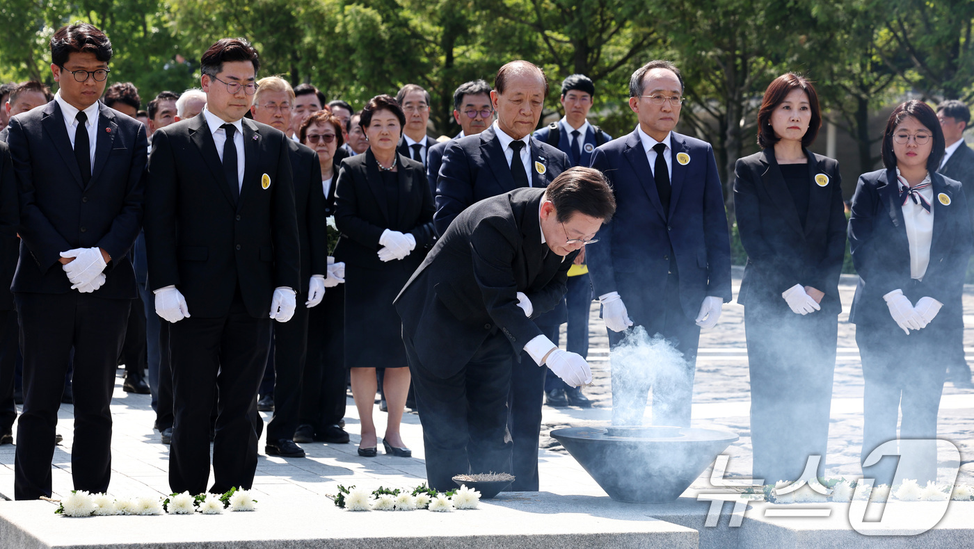 (김해=뉴스1) 구윤성 기자 = 이재명 더불어민주당 대표가 23일 오후 경남 김해 봉하마을에서 열린 고(故) 노무현 전 대통령 15주기 추도식에서 노 전 대통령의 묘역에 분향하고 …