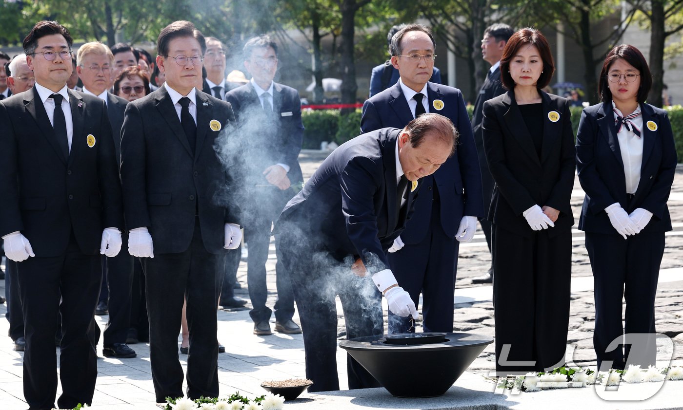본문 이미지 - 황우여 국민의힘 비상대책위원장이 23일 오후 경남 김해 봉하마을에서 열린 고&#40;故&#41; 노무현 전 대통령 15주기 추도식에서 노 전 대통령의 묘역을 참배하고 있다. 왼쪽부터 이석현 새로운미래 비상대책위원장, 윤희숙 진보당 상임대표, 김준우 정의당 대표, 더불어민주당 박찬대 원내대표, 이재명 대표, 국민의힘 황우여 비대위원장, 추경호 원내대표. 허은아 개혁신당 대표, 기본소득당 원내대표. 2024.5.23/뉴스1 ⓒ News1 구윤성 기자