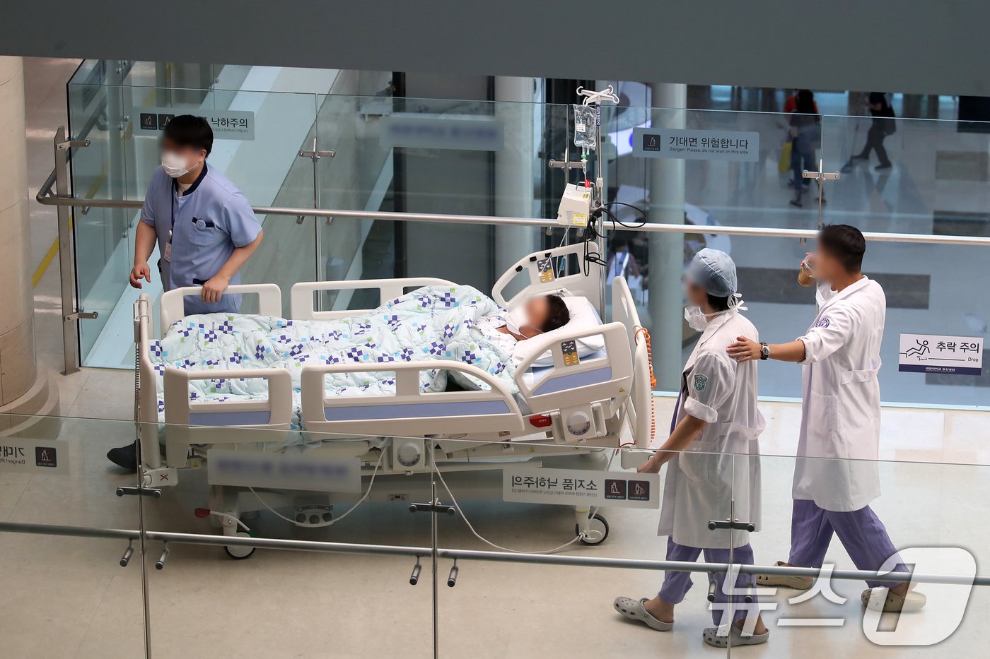 본문 이미지 - 대구의 한 대학병원 수술센터 앞에서 의료진이 환자 침상을 따라 이동하고 있다. 2024.5.23/뉴스1 ⓒ News1 공정식 기자