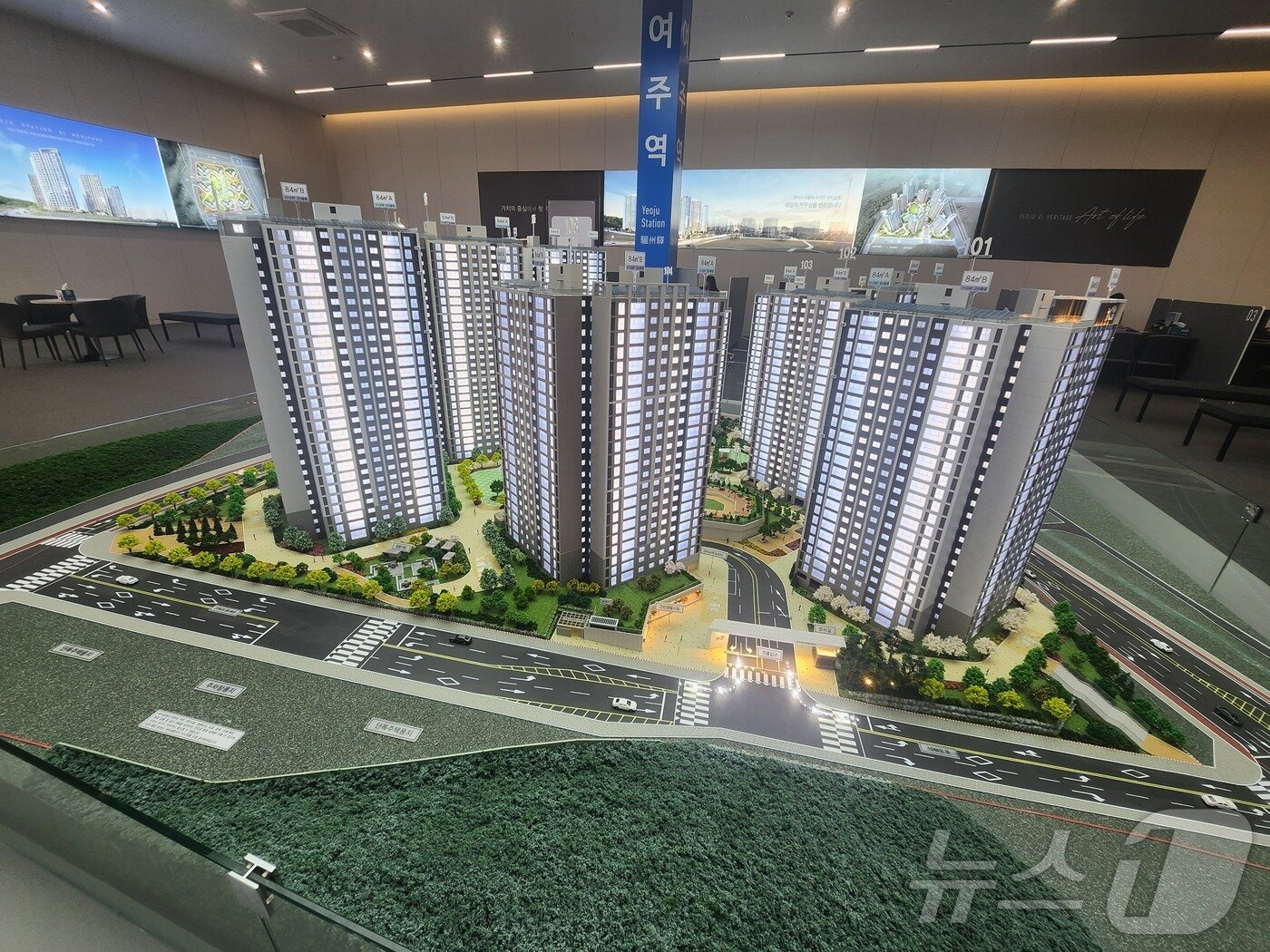 본문 이미지 - '여주역자이 헤리티지' 견본주택에 설치된 단지 모형.