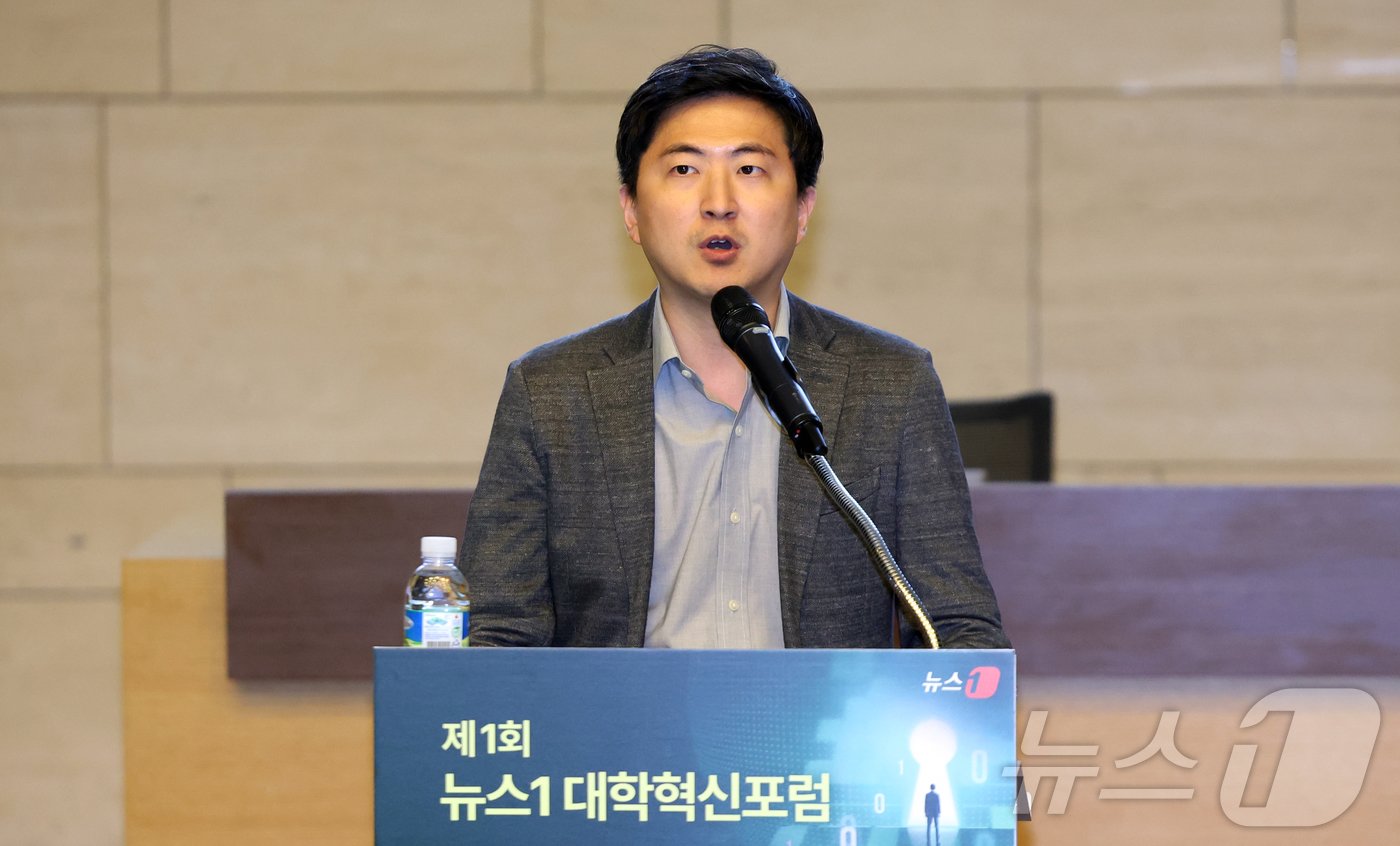 문창희 비누랩스 최고사업책임자가 23일 서울 중구 대한상공회의소에서 열린 제1회 뉴스1 대학혁신포럼에서 &#39;데이터로 보는 Z세대 대학생 트래드&#39;란 주제로 발표를 하고 있다. 2024.5.23/뉴스1 ⓒ News1 김명섭 기자