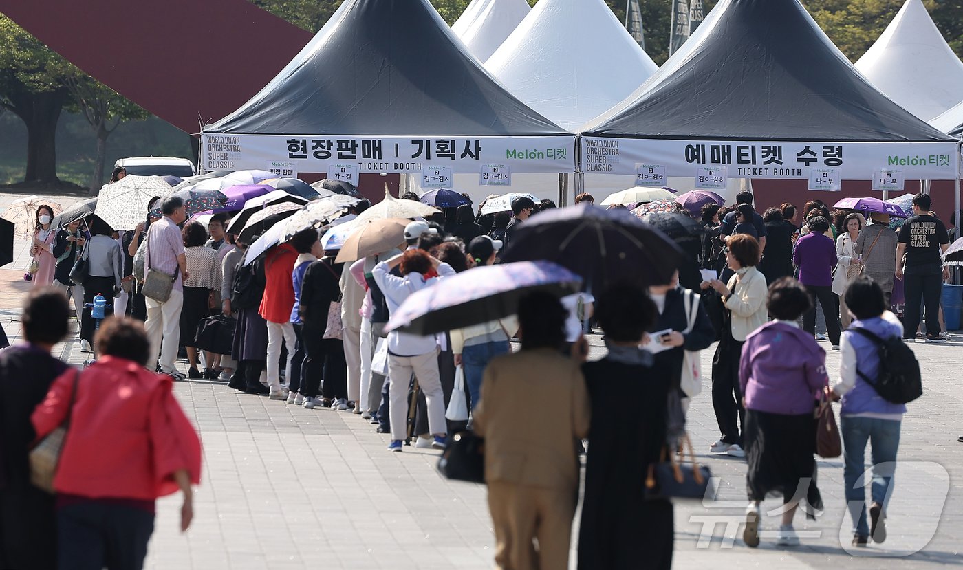 본문 이미지 - '음주 뺑소니' 혐의로 구속영장이 신청된 가수 김호중이 오는 23~24일 양일 간 예정된 콘서트를 강행하기로 한 가운데 23일 공연장인 서울 송파구 올림픽공원 KSPO돔(체조경기장) 현장 판매 및 예매티켓 수령 부스 앞으로 시민들이 오픈을 기다리고 있다. 2024.5.23/뉴스1 ⓒ News1 김진환 기자