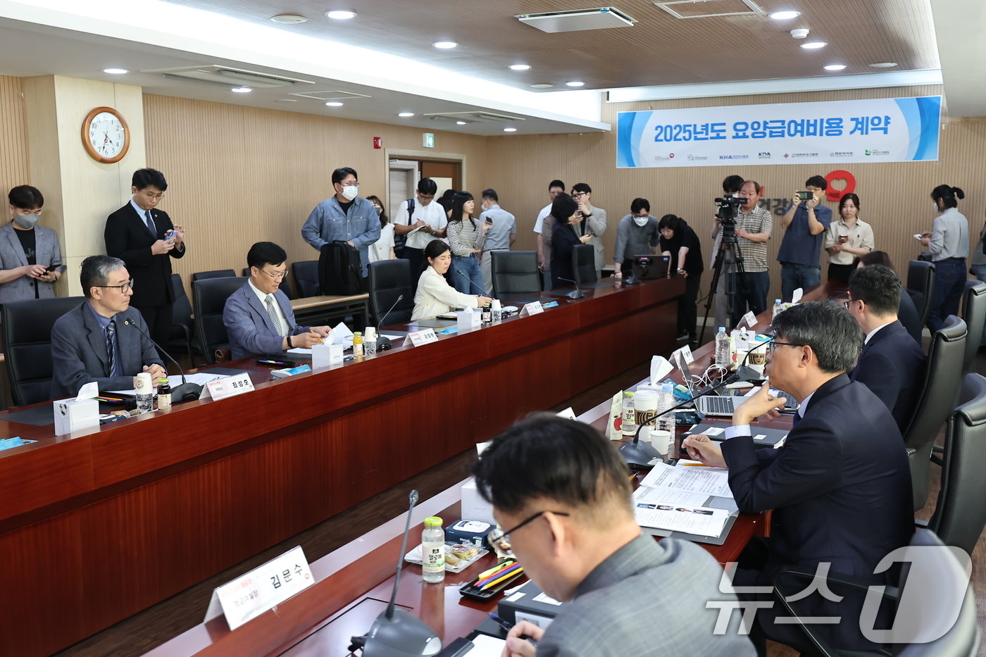 본문 이미지 - 국민건강보험공단 협상단장인 김남훈 급여상임이사가 23일 오후 서울 영등포구 건강보험공단 영등포남부지사에서 열린 2025년도 2차 요양급여비용(수가) 협상에서 인사말을 하고 있다. 2024.5.23/뉴스1 ⓒ News1 김도우 기자