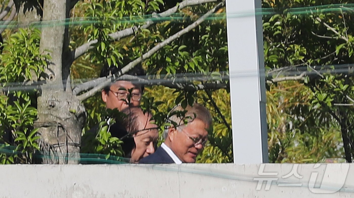 본문 이미지 - 황우여 국민의힘 비상대책위원장이 23일 오후 경남 양산시 하북면 평산마을 문재인 전 대통령 사저를 방문해 문 전 대통령을 예방하고 있다. 2024.5.23/뉴스1 ⓒ News1 윤일지 기자