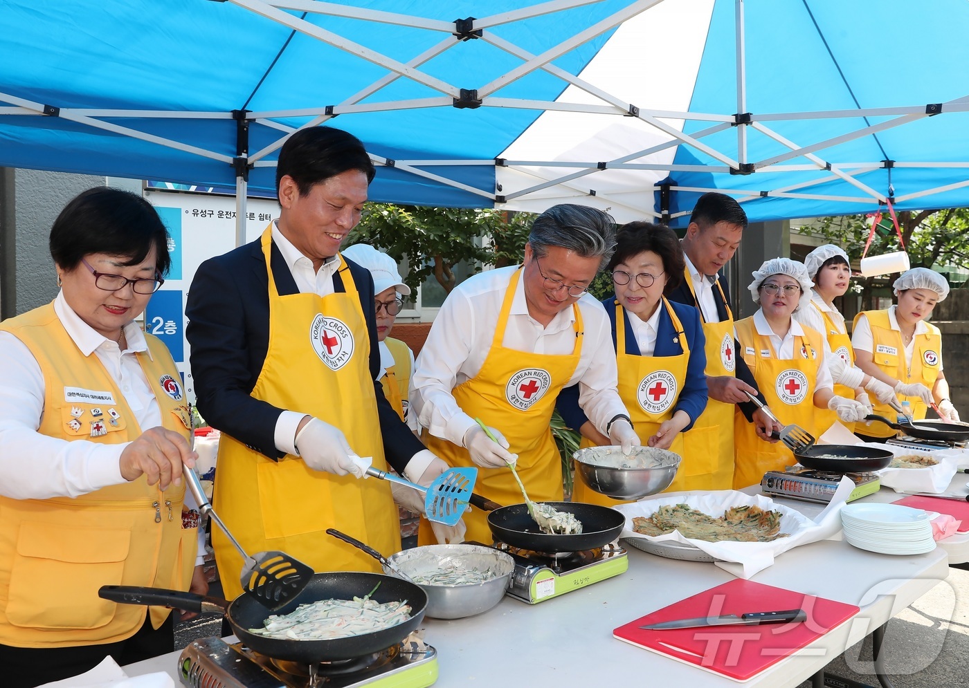 (대전=뉴스1) 김기태 기자 = 정용래 대전 유성구청장(왼쪽 세 번째)과 조승래 더불어민주당 국회의원(왼쪽 두 번째)이 23일 유성구커뮤니티센터에서 대한적십자사봉사회 대전·세종지사 …