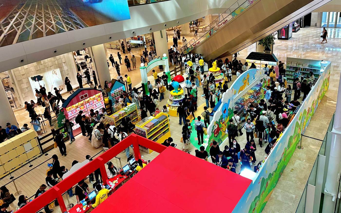 본문 이미지 - 포켓몬 타운 팝업스토어에 많은 고객들이 방문해 북적이는 모습.(롯데백화점 제공).