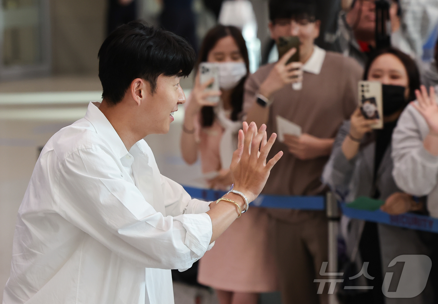 (인천공항=뉴스1) 김도우 기자 = 프리미어 리그 토트넘 손흥민이 23일 인천국제공항 제2터미널을 통해 귀국하며 팬들에게 인사하고 있다. 2024.5.23/뉴스1