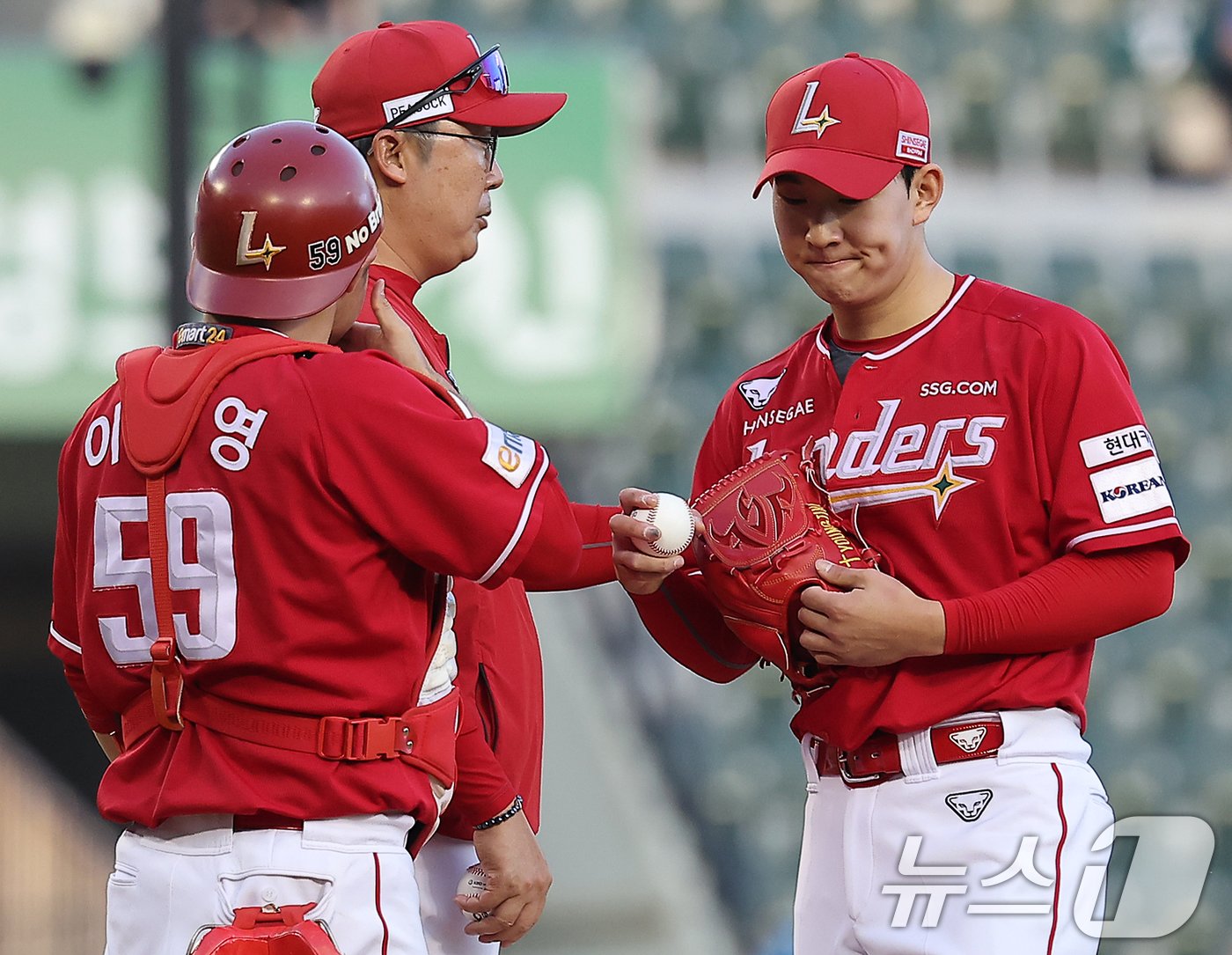 23일 오후 서울 송파구 잠실야구장에서 열린 프로야구 &#39;2024 신한 SOL 뱅크 KBO리그&#39; SSG 랜더스와 두산 베어스의 경기, SSG 선발 송영진이 2회말 무사 만루 상황에서 강판 당하고 있다. 2024.5.23/뉴스1 ⓒ News1 김진환 기자