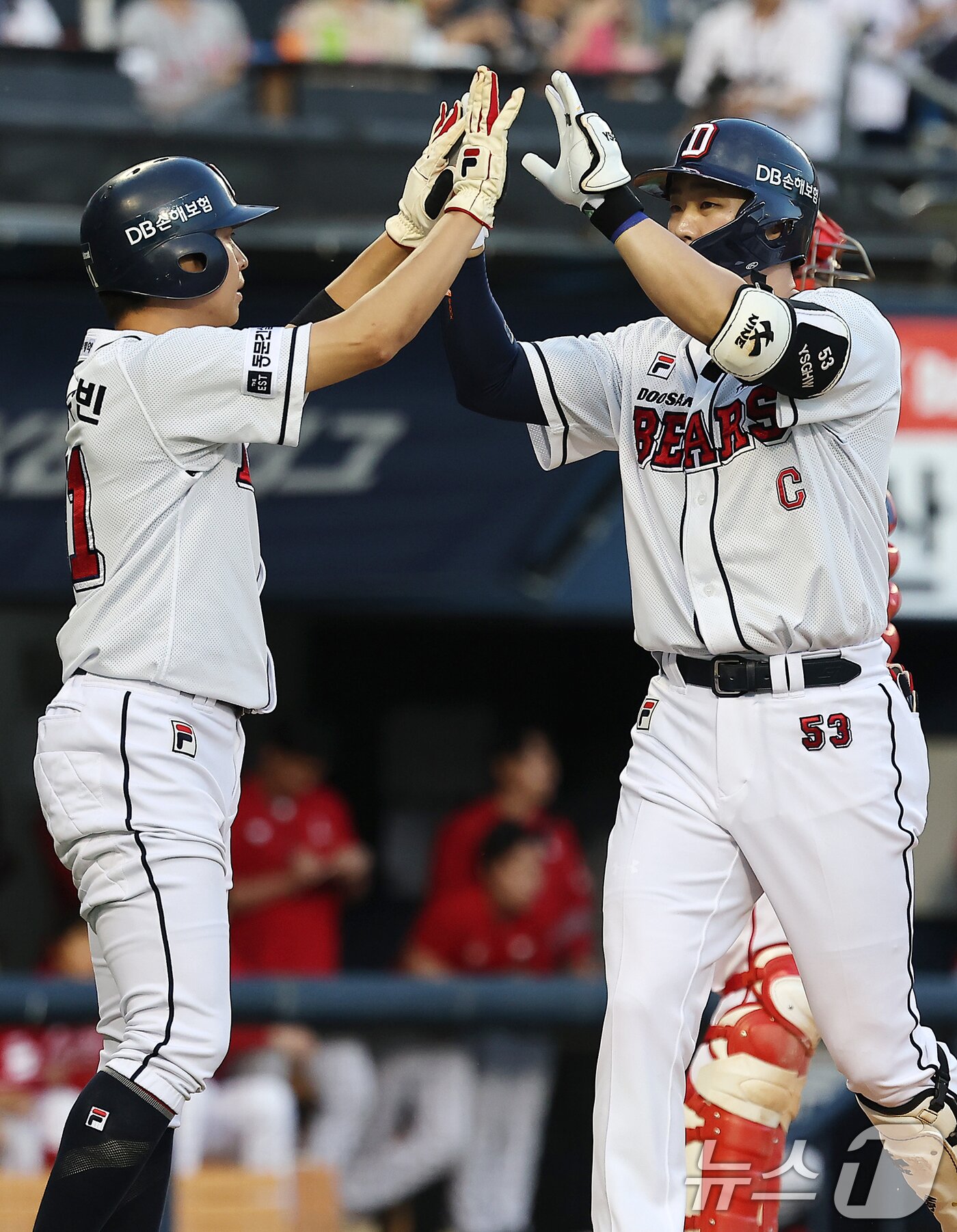 본문 이미지 - 23일 오후 서울 송파구 잠실야구장에서 열린 프로야구 '2024 신한 SOL 뱅크 KBO리그' SSG 랜더스와 두산 베어스의 경기, 두산 양석환이 2회말 2사 2,3루에서 스리런 홈런을 친 뒤 정수빈과 하이파이브를 하고 있다. 2024.5.23/뉴스1 ⓒ News1 김진환 기자