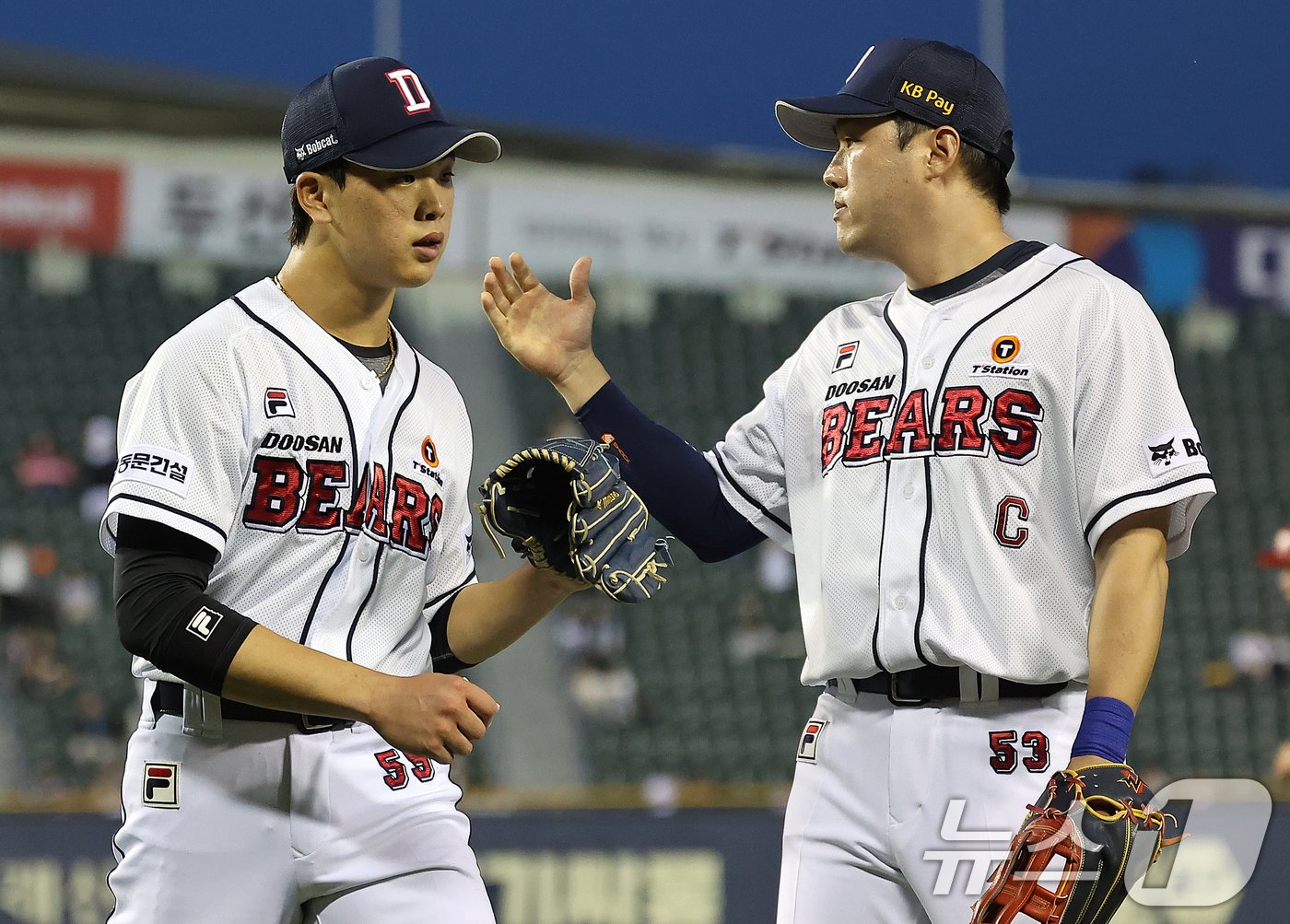 23일 오후 서울 송파구 잠실야구장에서 열린 프로야구 &#39;2024 신한 SOL 뱅크 KBO리그&#39; SSG 랜더스와 두산 베어스의 경기, 두산 선발 최준호가 4회초 이닝을 실점 없이 마친 뒤 주장 양석환의 격려를 받고 있다. 2024.5.23/뉴스1 ⓒ News1 김진환 기자