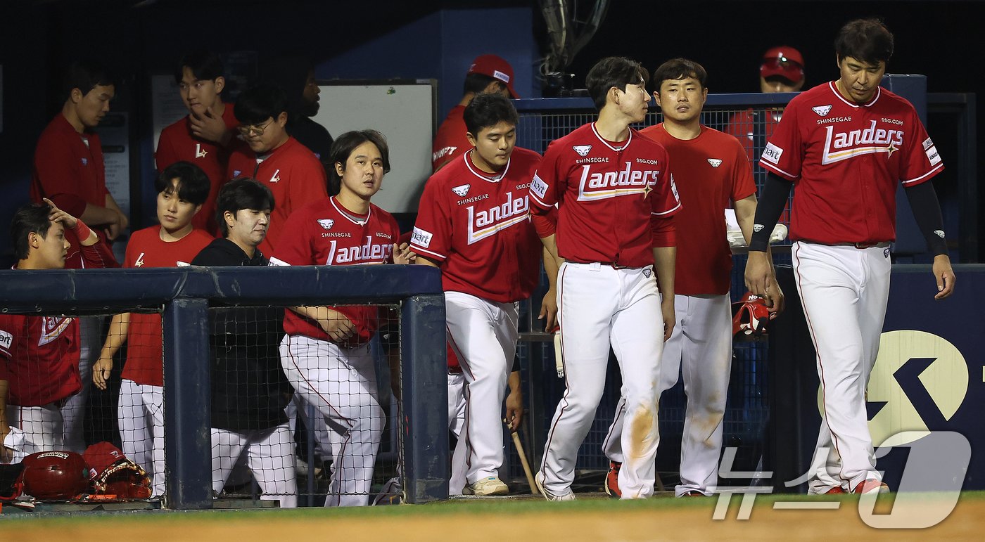 23일 오후 서울 송파구 잠실야구장에서 열린 프로야구 &#39;2024 신한 SOL 뱅크 KBO리그&#39; SSG 랜더스와 두산 베어스의 경기에서 3대10으로 패하며 시리즈 스윕을 내준 SSG 선수들이 그라운드를 빠져나가고 있다. 2024.5.23/뉴스1 ⓒ News1 김진환 기자