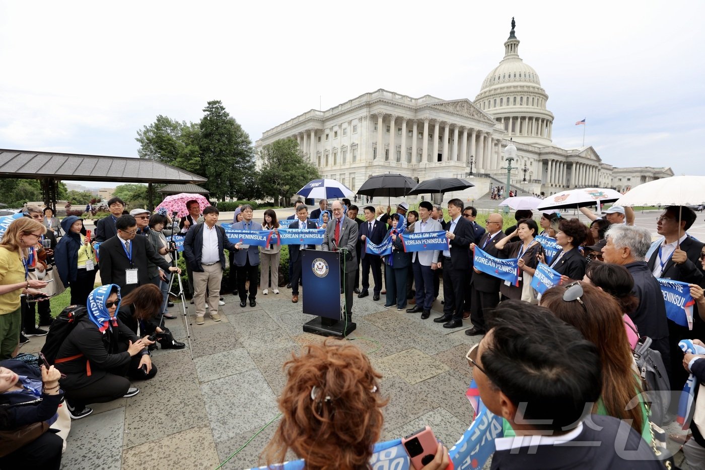 본문 이미지 - 한반도평화법안을 대표발의한 브래드 셔먼 미 민주당 연방 하원의원(사진 중앙)이 23일(현지시간) 미 의사당 앞에서 법안의 조속한 처리를 촉구하는 기자회견을 갖고 있다. 사진은 워싱턴특파원단 제공.