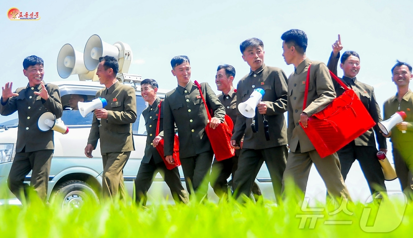 (평양 노동신문=뉴스1) = 북한 노동당 기관지 노동신문은 24일 각지 농촌들에서 역량을 총집중하여 모내기 성과가 계속 확대되고 있다고 보도했다. [국내에서만 사용가능. 재배포 금 …