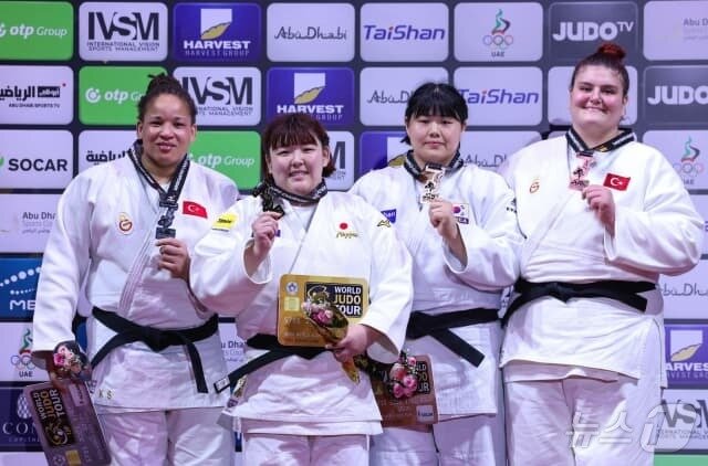 본문 이미지 - 78㎏ 이상급에서 동메달을 따낸 김하윤(왼쪽에서 3번째)(국제유도연맹 제공)