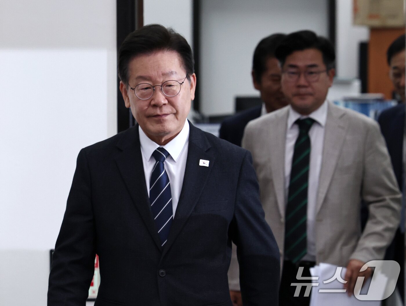 본문 이미지 - 더불어민주당 이재명 대표와 박찬대 원내대표가 24일 오전 서울 여의도 국회에서 열린 최고위원회의에 참석하고 있다. 2024.5.24/뉴스1 ⓒ News1 구윤성 기자